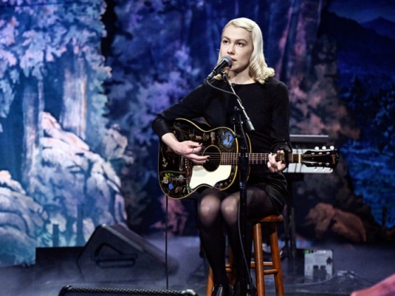 „Egy igazán különleges pillanat hangja”: hogyan vált Phoebe Bridgers generációja meghatározó dalszerzőjévé