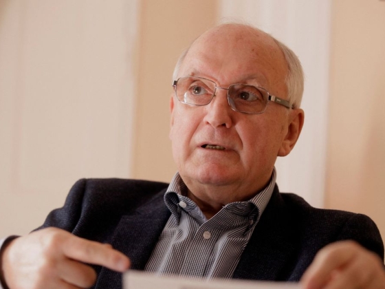 Sortűz után össztűz: így csinált viccet a jogállamból a Tisza Párt Baka Andrással