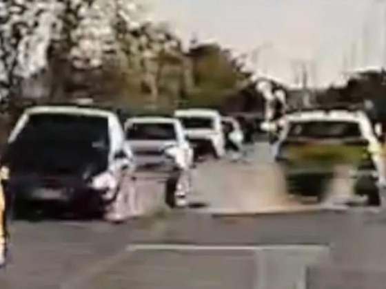 Videón, ahogy a Mercedes leszakadt kereke eltalálja a taxit!