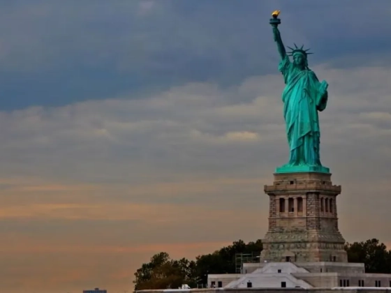 Felborult egy hajó a New York-i Szabadság-szobor közelében, több utas a vízbe zuhant – videó