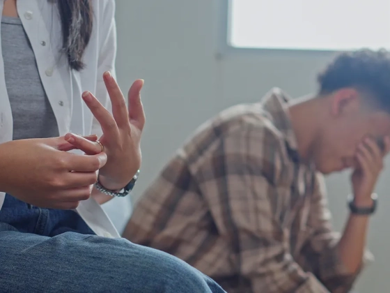 Töltsd ki a párkapcsolati kvízünket: te is a „love bombing” áldozata vagy?