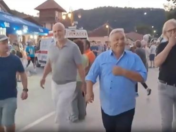 Orbán Viktor fesztiválozik: Hatvanpuszta főépítészével és egy Mol-vezérrel kapták lencsevégre