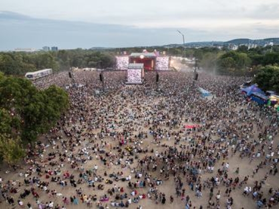 Szétfeszítette a Szigetet DJ Oti bulija: Vitézy Dávid elárulta, hogyan bírta a HÉV a tömegrohamot