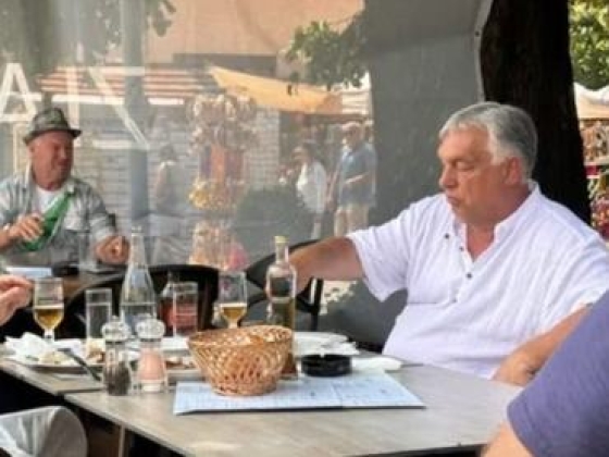 Bunker helyett trombitaszó mellett nyaral Orbán Viktor