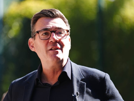 Andy Burnham Nagy-Britanniába utazik, hogy újra kapcsolatot teremtsen a kormány és a nyilvánosság között