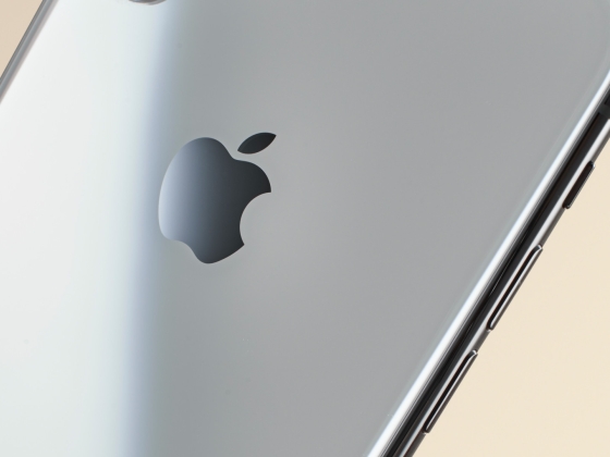Új partnerekkel törné meg a beszállítói egyeduralmát az Apple