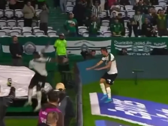 Videó: azt hitte, gólt lőtt, majd ünneplés közben beleesett az alagútba a brazil játékos