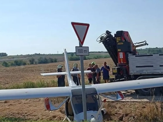 Árokban kötött ki egy kényszerleszállást végrehajtó repülőgép Röjtökmuzsajnál - fotó