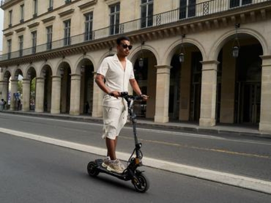 Kötelezővé tették a bukósisakot és a láthatósági mellényt az elektromos rollereken