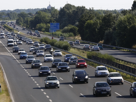 Balesetek nehezítik a forgalmat – Elesett az M7, az M1 és a Szentendrei út