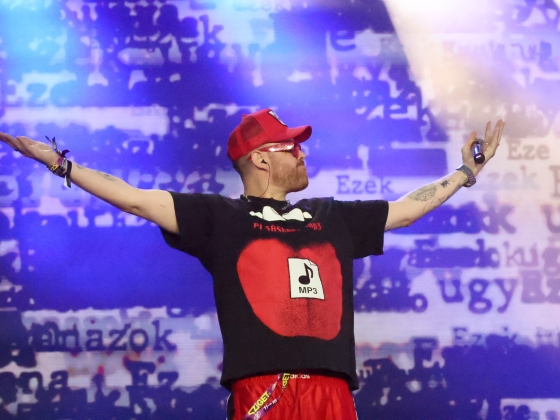 Fluor Tomi nem bírta magában tartani, politikai üzenet a Sziget nagyszínpadán