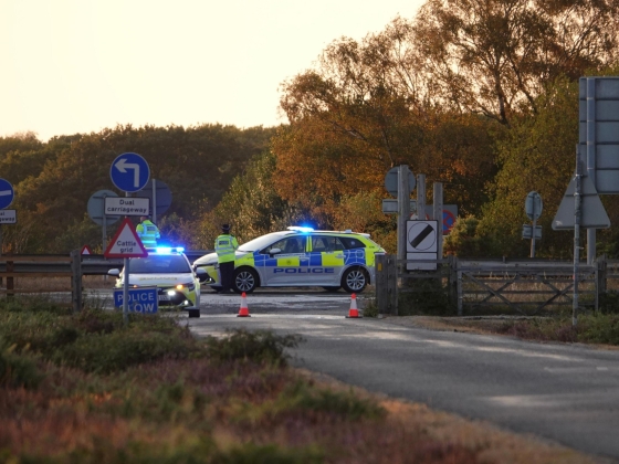 A járműtűz lezárta az A31-es szakaszt, miközben a tűzoltók harcolnak a lángokkal