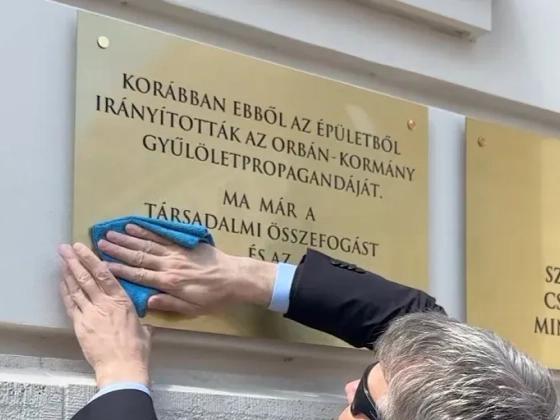A Szociális és Családügyi Minisztérium szerint nem volt szükség engedélyre, hogy emléktáblát rakjanak Rogán régi minisztériumának épületére
