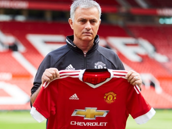 José Mourinho elárulta, hogy 2013-ban szerződést írt alá Alex Ferguson utódjára a Manchester Unitednél