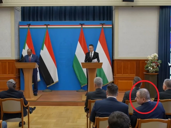 Független újságírók helyett a Külügyminisztérium odavezényelt munkatársait ültették be Szijjártó Péter sajtótájékoztatóira