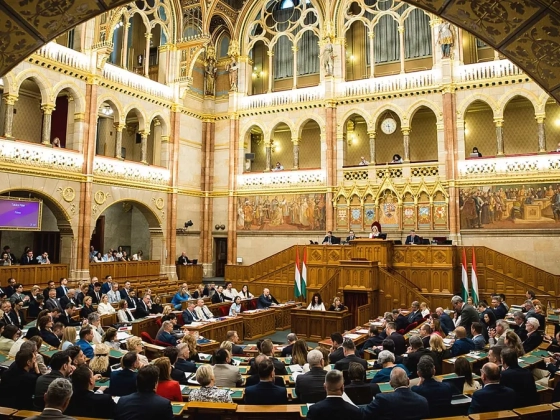 Magyar Péter felszólalásával kezd ma a T. Ház, esküt tesznek az új fideszes képviselők