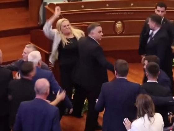Durva lenne a magyar országgyűlés? Akkor nézzék meg a tojásdobálást a koszovói parlamentben!