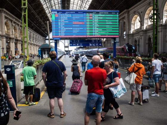 „Maffiaszerűen” szabott tenderek, életveszélyes fenyegetések, eltűnő milliárdok – feltártuk a MÁV zárt világát
