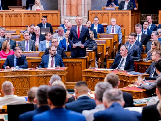 Nézzenek oda! A kormányváltás óta eltelt időszak egyik legfontosabb parlamenti ülése következik
