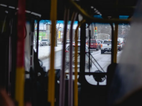 Vezetés közben vesztette eszméletét, majd szalagkorlátnak hajtott egy buszsofőr
