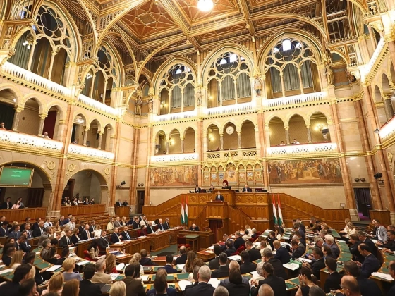 Új képviselők tették le az esküt a parlamentben