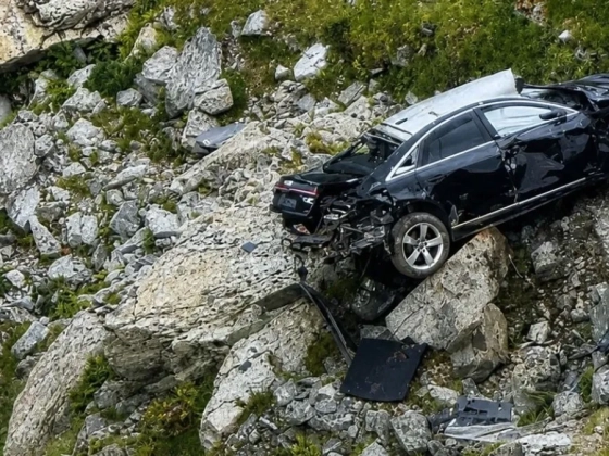 Szakadékba zuhant egy autó, miközben a sofőr fotót készített Erdélyben - videó