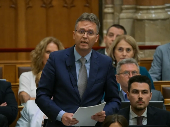 Hankó Balázs háromszor is lepedofilozott egy olyan bábelőadást, ami pont arra tanítja a gyerekeket, egy felnőttnek is lehet nemet mondani