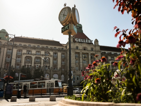 Védett kerékpársáv épül a Szent Gellért rakparton, megszűnik a közös járda