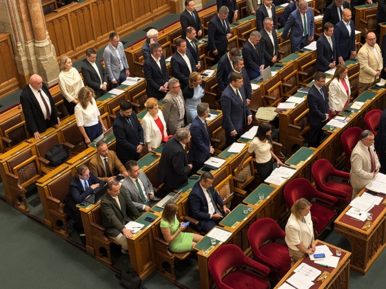 Ülve maradtak a mi hazánkosok, amikor a roma holokausztra emlékeztek a parlamentben, Magyar döbbenetesnek nevezte a történteket