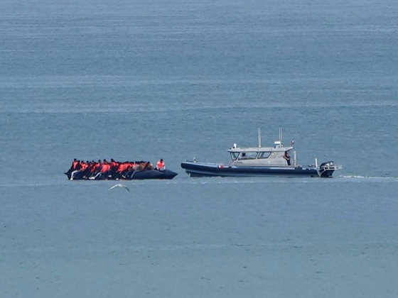 Rekord 230 migráns kelt át a La Manche csatornán egyetlen kis csónakkal – közölték francia tisztviselők