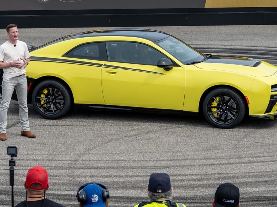 608 LE és hátsókerék-hajtás egyetlen gombnyomással: a Dodge visszahozza a Charger Super Bee-t