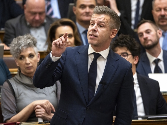A legnagyobb rémhírkeltő és a majdnem leszakadt plafon – felpörgött a parlamenti ülés