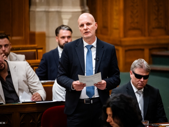 A miniszter bejelentette, hogy feljelentést tettek a Gondosóra-program miatt
