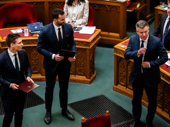 Kínos pillanatok a parlamentben: Magyar Péter az új fideszes képviselők eskütételén élcelődik