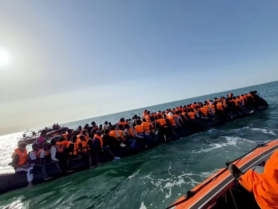 230 migráns szuszakolódott össze egyetlen kis hajón, sikeresen átkeltek a La Manche csatornán