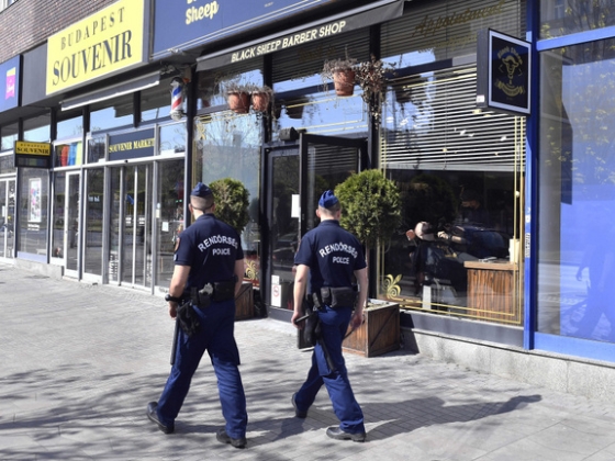 Razziasorozat Budapesten: több mint száz embert fogtak el, maradnak a rendőrök az utcán