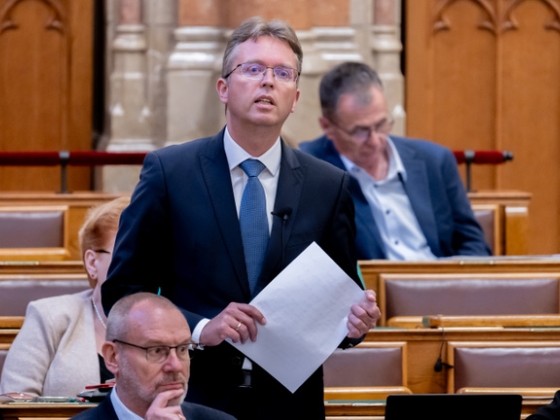 Hankó Balázs „pedofilnak” nevezte a szexuális bántalmazás elleni bábelőadást