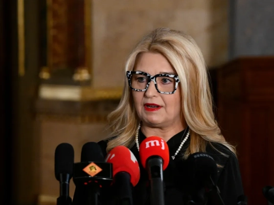 A hétfői balhé után kedden a roma holokausztról megemlékező beszéddel indul a parlament