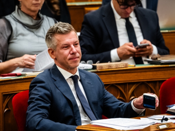 Magyar Péter ismét kiosztotta az ellenzéket – vízhiány, félelemkeltés és durva vita a Parlamentben