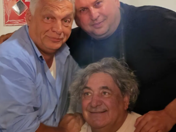 Orbán Viktor a szerb trombitafesztiváli pálinkázás után egy volt focistával fotózkodott