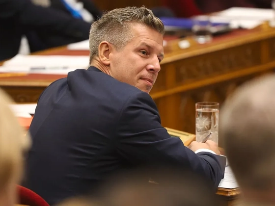 Botrányos jelenetek a parlamentben, Bujdosó Andrea Toroczkai Lászlóékkal kiabált