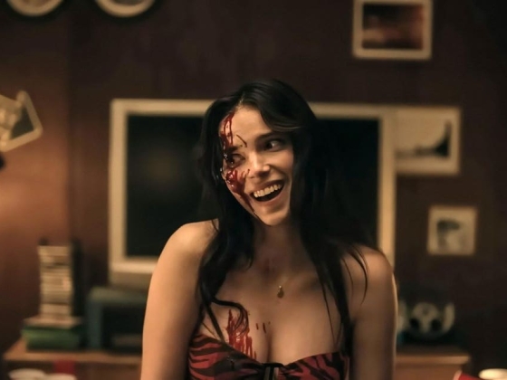 Nikki az „Obsession”-ból a Universal Halloween Horror Nights-jára tart