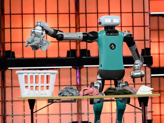 Digit v5: Az első humanoid robot a ketrecből?