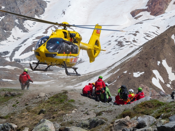 Megáll az ész: babakocsikkal indult neki egy túrázó csoport az Alpoknak, helikopteres mentés lett a vége