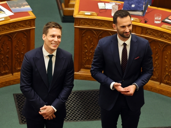Nézze csak, milyen képet vágott Magyar Péter az új fideszes képviselők eskütételére – videó