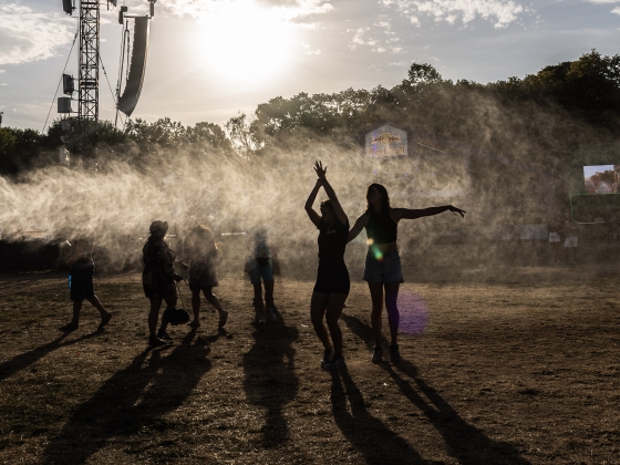Őrült eufória a naplementében: ellopták a show-t a Sziget legfelszabadultabb bulizói – fotók