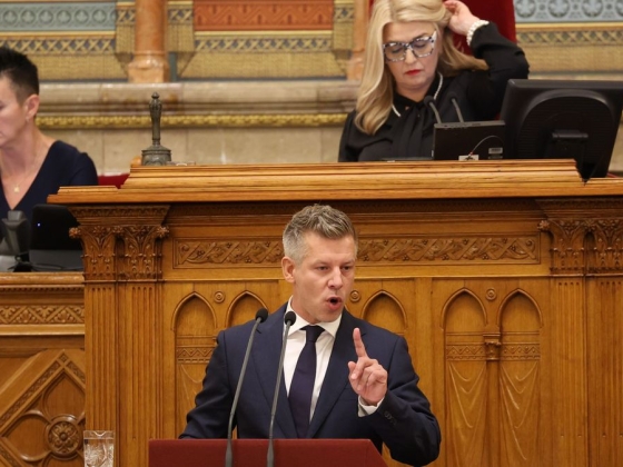 Röpködtek a milliárdos vádak az Országgyűlésben
