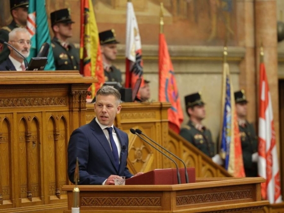 Az ország az összeomlás szélére került a rendkívüli hőség miatt, Magyar Péter mégis sikerekről beszélt a Parlamentben