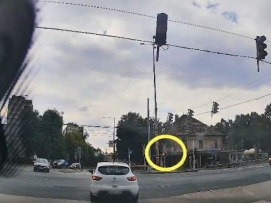 Áthajtott a síneken a piros jelzésnél, pont a rendőrök orra előtt + videó
