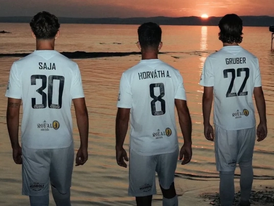 A Balatonban állva mutatta be új mezeit az NB III-as BFC Siófok